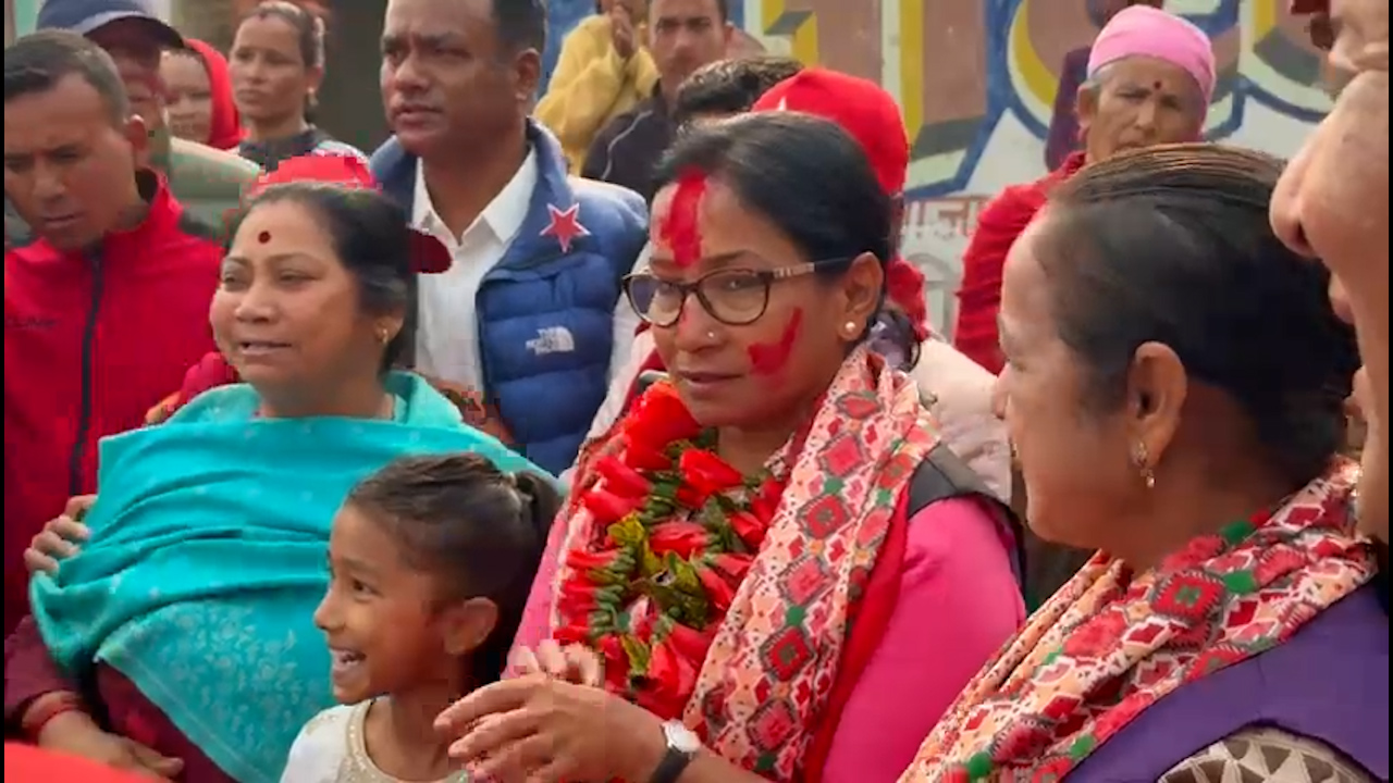 रेणु दाहालको चितवन–३ मा तीव्र घरदैलो अभियान (फाेटाे)