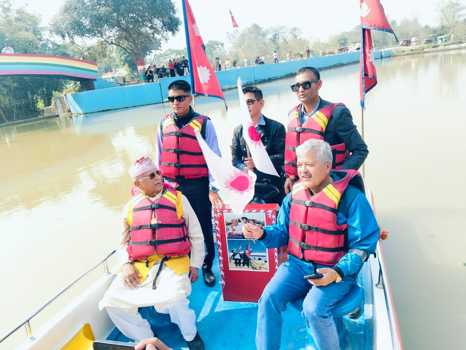 नेकपा एमालेका अध्यक्ष ओलीद्वारा ईन्द्रेणी तालमा मोटरबोट सयर