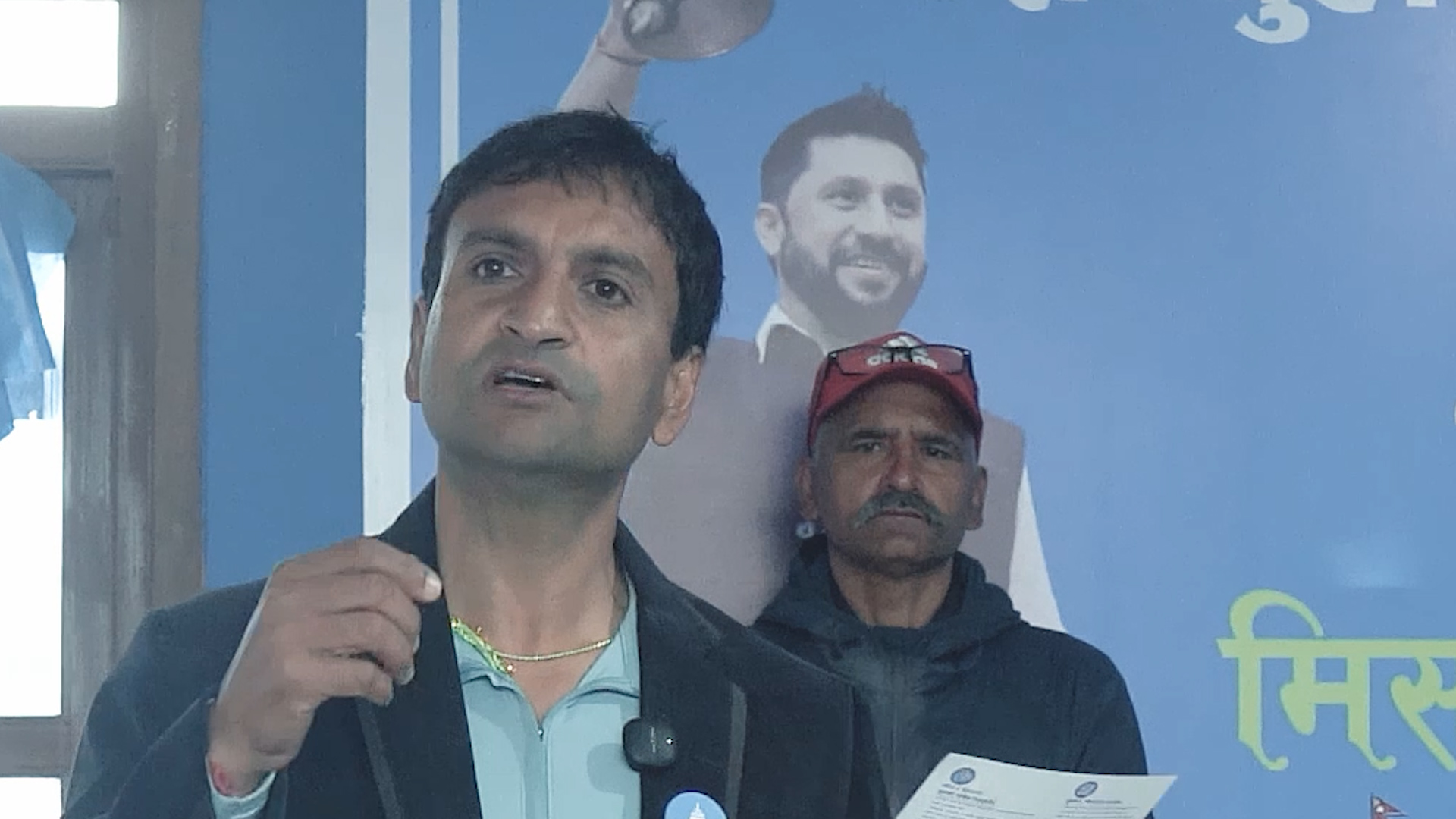 रास्वपा सिन्धुली–२ का उम्मेदवार आशिष गजुरेलले सार्वजनिक गरे बाचा–पत्र  सिन्धुली । राष्ट्रिय स्वतन्त्र पार्टीका सिन्धुली–२ का उम्मेदवार आशिष गजुरेलले आफ्नो चुनावी एजेन्डा समेटिएको बाचा–पत्र सार्वजनिक गरेका छन् ।  बाचा–पत्रमा स्वास्थ्य, शिक्षा, रोजगारी, आधुनिक कृषि उत्पादन, बजार व्यवस्थापन, दुर्घटनारहित सडक निर्माण, पर्यटन स्थल विकास तथा सिन्धुलीको पहिचानका रूपमा रहेको जुनार–सुन्तला उत्पादन प्रवद्र्धनलाई प्राथमिकताका रूपमा समेटिएको छ।  त्यस्तै, बाढी नियन्त्रण र नदी व्यवस्थापन, कृषि क्षेत्रमा किसानको सम्मान एवम उत्पादनको मूल्य निर्धारण गर्ने, पर्यटन क्षेत्रको इतिहास, पहिचान र रोजगारी सिर्जना गर्ने, उद्योग क्षेत्रको प्रवद्र्धन गर्दै युवाको भविष्य सिन्धुलीमै व्यवस्थापन गर्ने साथै उनले सुशासन नारामा नभइ डेलिभरीमा देखिनुपर्ने लगायतका मुद्दाहरु अगाडि सारेका छन् ।  पूर्वाधार विकासमा विशेष जोड दिएका गजुरेलले सुनकोसी मरिण आयोजनाको समस्या समाधान गर्ने, बीपी राजमार्ग र मदन भण्डारी राजमार्गलाई मानवमैत्री, सुरक्षित र दिगो बनाउनेलगायतका लक्ष्य राखिएको छ ।  सरकारी सेवाबाट राजीनामा दिएर सक्रिय राजनीतिमा प्रवेश गरेका गजुरेल पछिल्लो समय जनताको घर–घरमा पुगेर आफ्ना योजना र प्रतिबद्धता राख्दै आएका छन् ।  सिन्धुलीमै जन्म–हुर्कनु भएका गजुरेल मेहनती र इमानदार व्यक्तित्वका रूपमा परिचित छन्। जर्मनीबाट इन्जिनियरिङमा उच्च शिक्षा हासिल गरेका उहाँ नेपाल सरकारको यातायात विभागमा प्रमुख सिईओ पदसम्म कार्यरत थिए ।  चोभार क्षेत्रको निर्माण कार्यसहित देशका विभिन्न सडक तथा पूर्वाधार आयोजनामा उल्लेखनीय योगदान पुर्याएका गजुरेलले नेपालमा सडक निर्माणमा आमूल परिवर्तन ल्याउने प्रतिबद्धता बाचा–पत्रमा उल्लेख उल्लेख छ ।