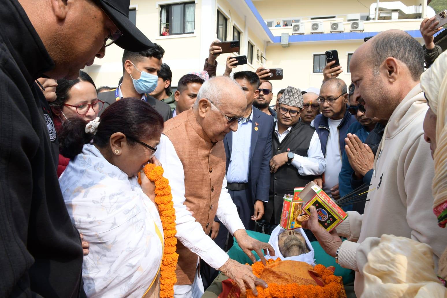 ओलीका पिताको पार्थिव शरीर अस्पतालबाट निकालियो