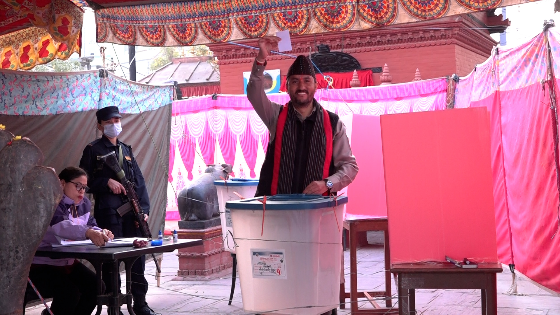 ललितपुर–२ मा जगदीश खरेलद्वारा मतदान, सबैलाई सहभागिताको अपील