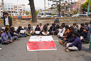 कार्की आयोगको प्रतिवेदन सार्वजनिक गर्न माग गर्दै माइतीघर मण्डलामा प्रदर्शन (फाेटाे/ भिडियाे)