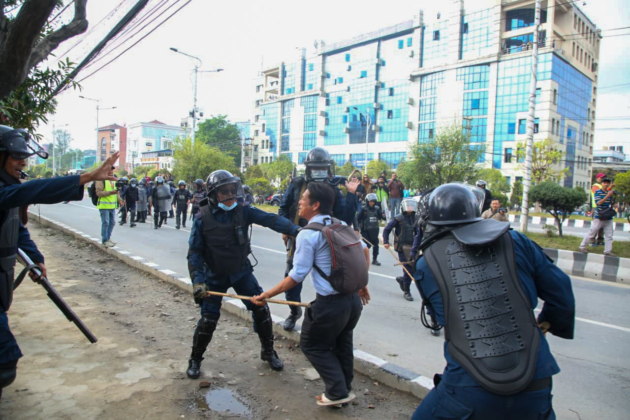 एमालेको प्रदर्शनले माइतीघर अस्तव्यस्त, केही आन्दोलनकारी घाइते(फोटो फिचर)