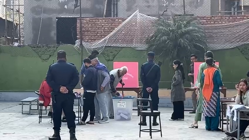 नेकपा संयुक्तका अध्यक्ष चन्द्रदेव जोशीले ८९ बर्षको उमेरमा गरे मतदान