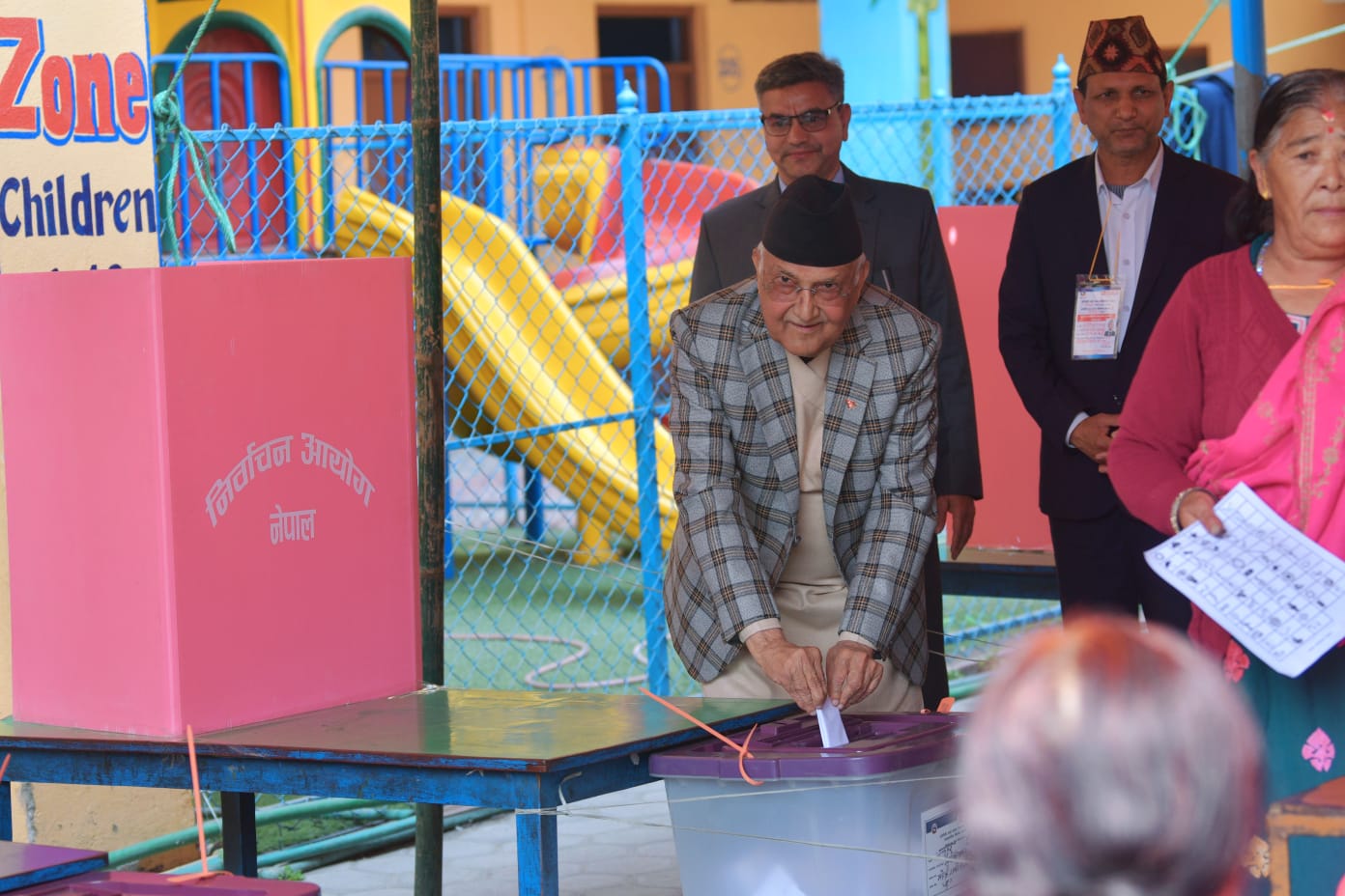 झापा ५ का उम्मेदवार ओलीले भक्तपुरमा गरे मतदान