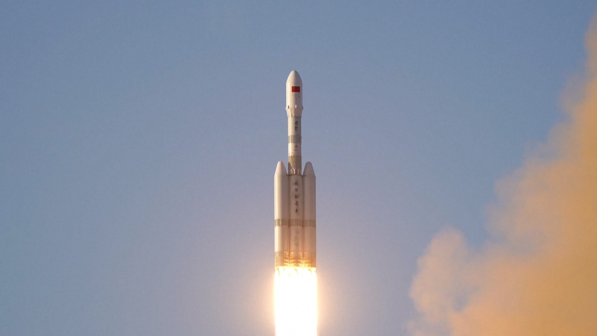 चीनमा तीनवटा उपग्रहहरू सहितको रकेट प्रक्षेपण