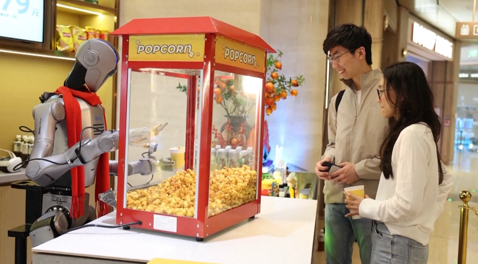 फिल्म हलहरुमा ग्राहकलाई पपकर्न र आइसक्रिम सेवा गर्छन रोबोटहरु