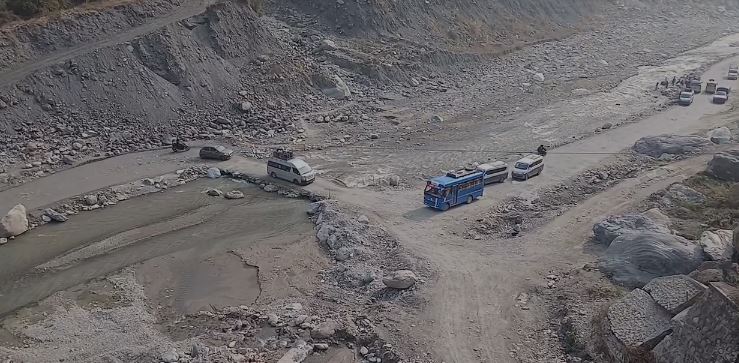 बिपी राजमार्गमा जोखिमपूर्ण यात्रा : रोशी खोलाको अस्थायी कच्ची सडकले बढायो दुर्घटनाको जोखिम