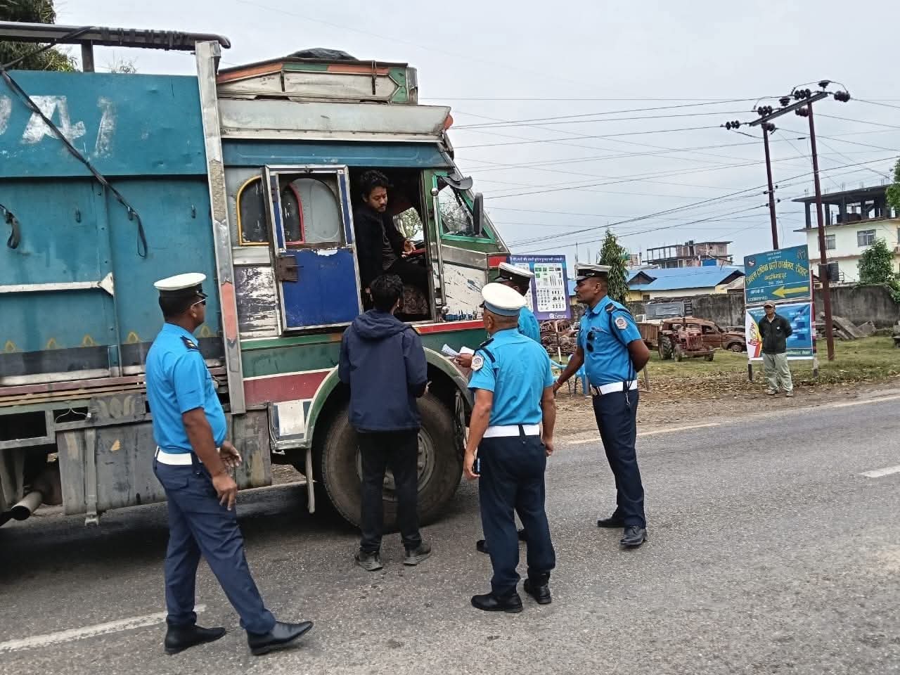 सडक सुरक्षाका लागि गरुडामा सवारी चेकजाँच र सचेतना अभियान तीव्र