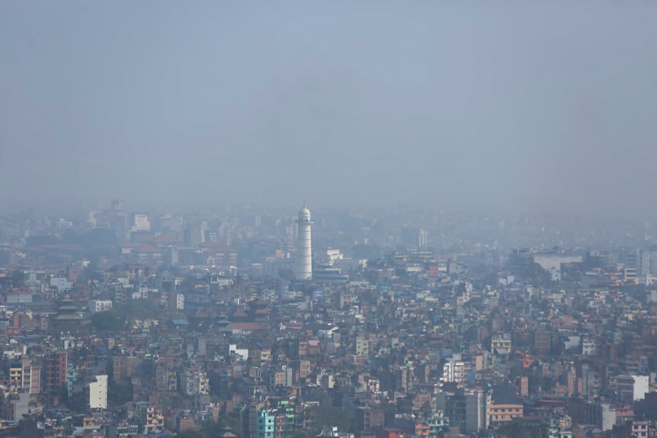 धुलो र धुवाँको घेरामा रुमल्लिएको काठमाडौं : पार्क र रुखहरूले जोगाएको अस्तित्व