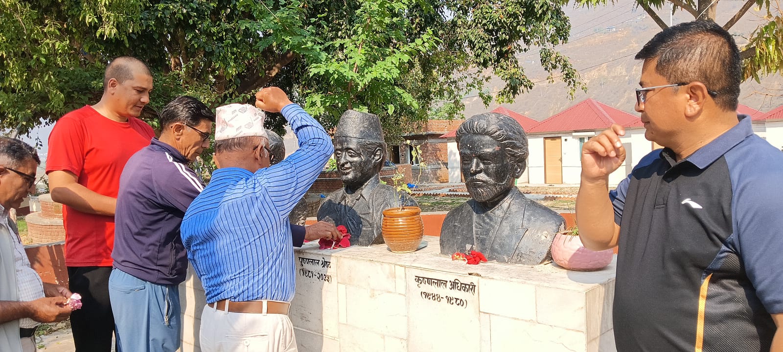 पुष्पलालको जिल्ला रामेछापमा तीनलालको सालिकमा पुष्पगुच्छा अर्पण