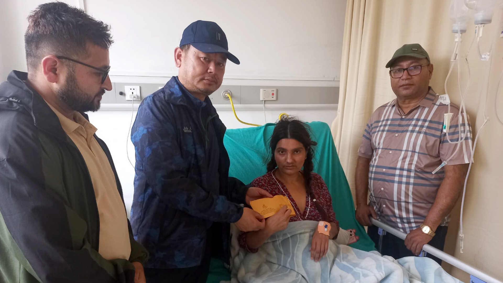 गीतकार तथा पत्रकार राधिका अधिकारीलाई गीतकार संघ नेपालको सहयोग