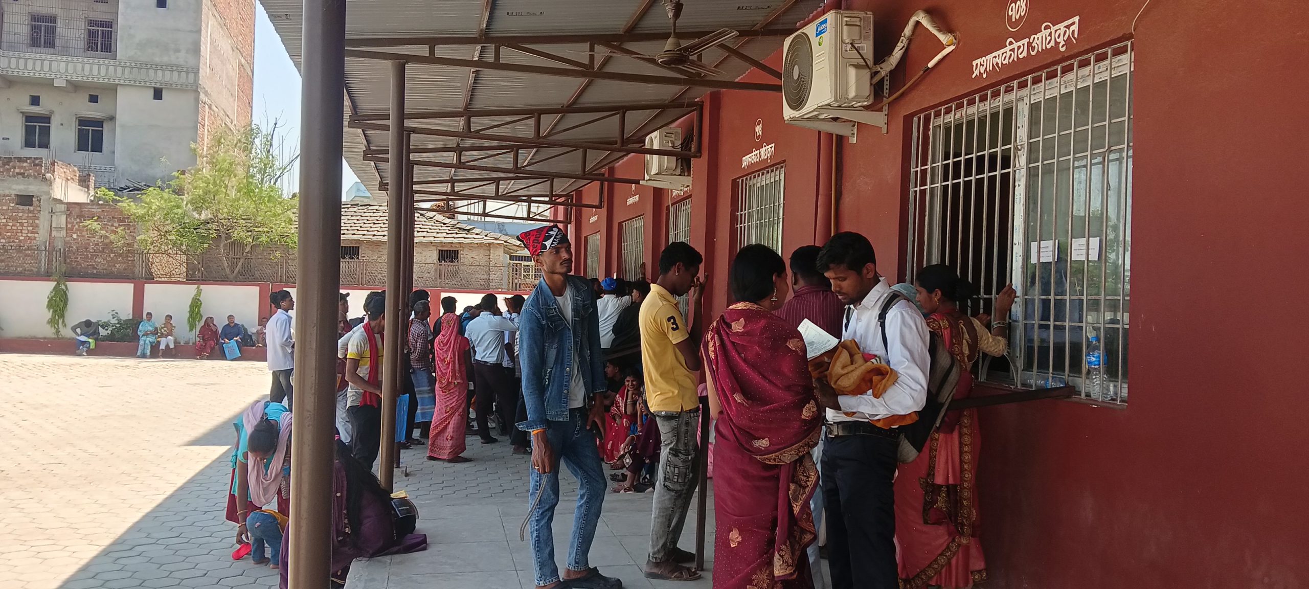 सर्लाहीमा नागरिकता लिनेलाई सास्ती: भीड व्यवस्थापनमा कमजोरी र कर्मचारीमाथि दुव्र्यवहारको आरोप