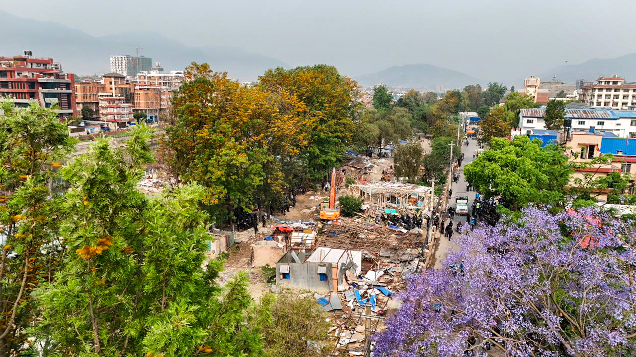 थापाथलीस्थित सुकुम्बासी बस्तीमा चल्यो डोजर