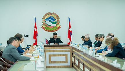 प्रधानमन्त्री शाहसँग नेपालस्थित विभिन्न देशका राजदूत तथा कूटनीतिक नियोग प्रमुखहरूबीच सामूहिक भेट