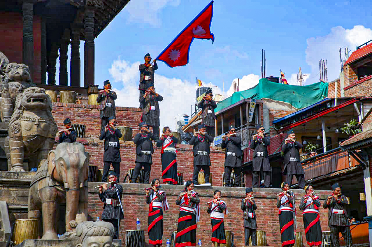 बिस्का जात्राको पूर्वसन्ध्यामा भक्तपुरमा धिमे बाजासहित नाचगान (तस्विरहरू)