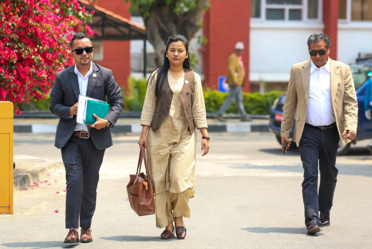 संसदीय दलको बैठकमा उपस्थिति जनाउँदै रास्वपाका सांसदहरु(तस्बिरहरु)