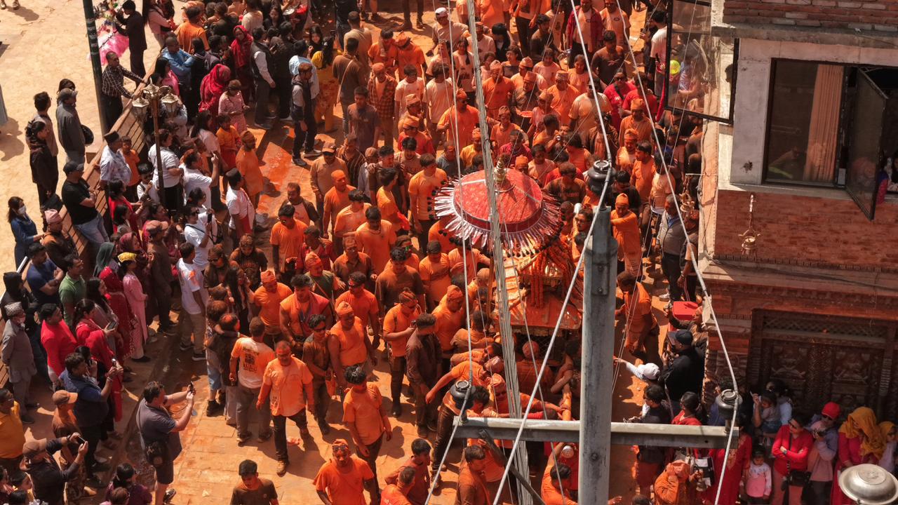 ड्रोनबाट यस्तो देखियो मध्यपुर थिमिको सिन्दुर जात्रा