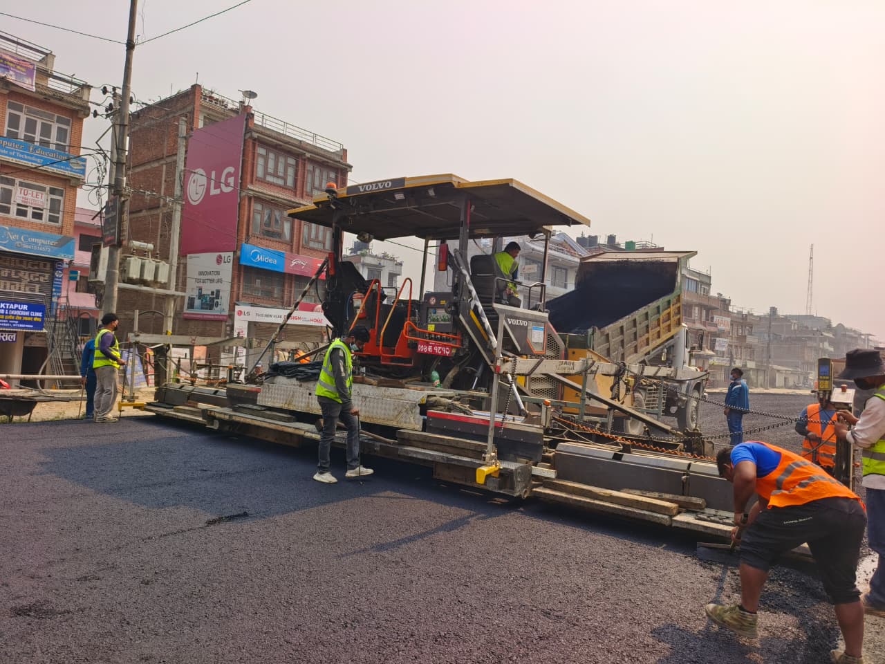 सूर्यविनायक–जगाती सडकखण्डमा कालोपत्रे धमाधम हुँदै (तस्विरहरू)