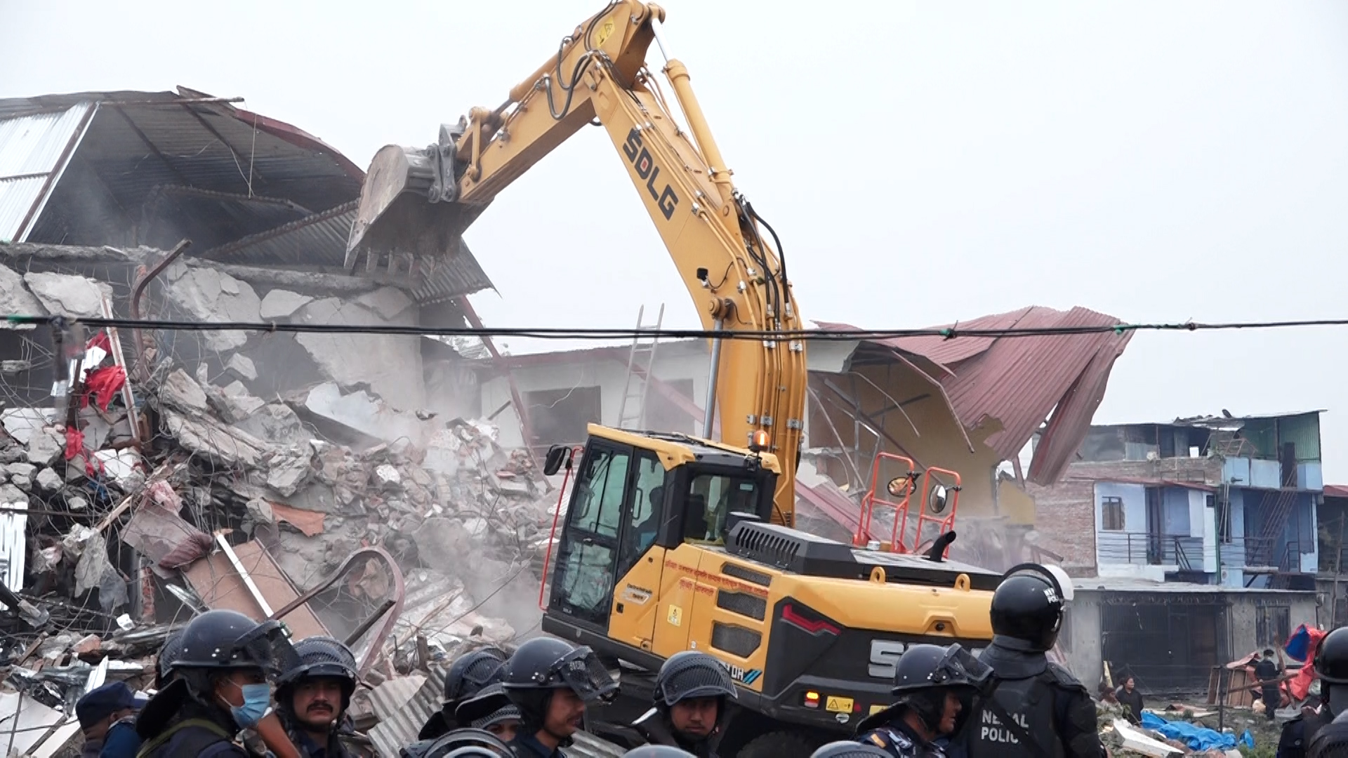 मनोहराको सुकुम्बासी बस्तीमा डोजर चलेपछि यस्तो देखियो (फाेटाे/भिडियाे)