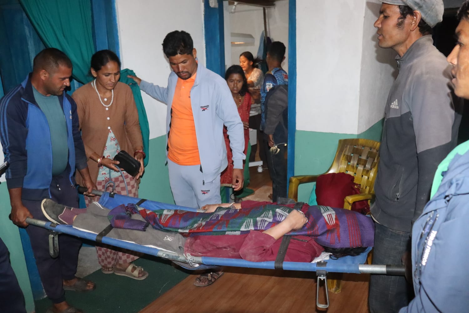 भीरको बाटोमै सुत्केरी : तत्कालको उद्धारले आमा–बच्चाको ज्यान जोगियो