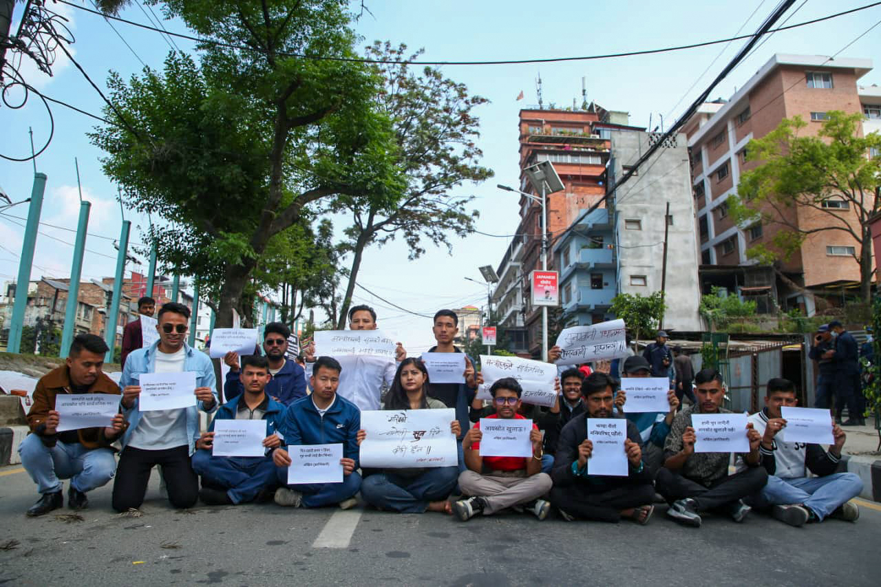 मन्त्रिपरिषद् सदस्यको सम्पत्ति श्रोत छानबिनको माग गर्दै अखिल (क्रान्तिकारी) को प्रदर्शन