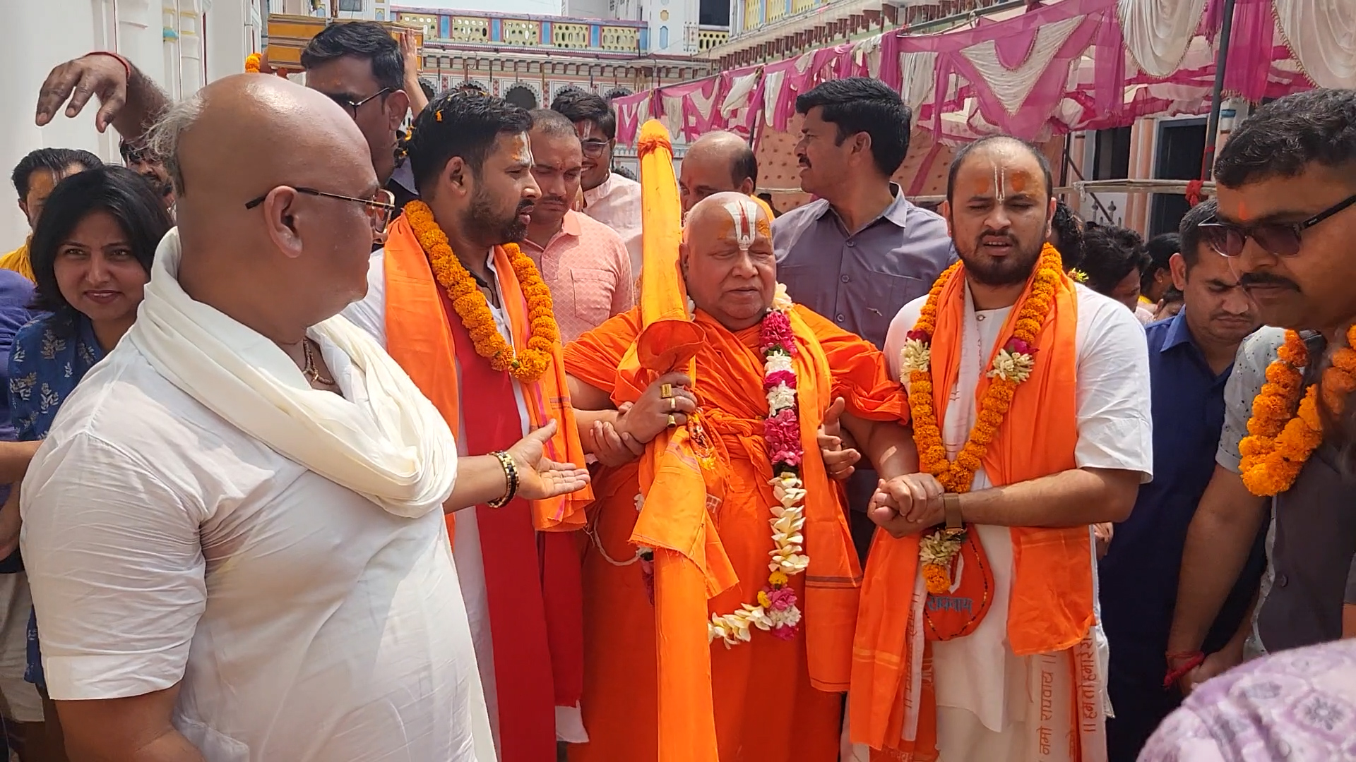 भारतप्रति प्रधानमन्त्री बालेनको दृष्ट ठिक छैन् : स्वामी रामभद्राचार्य