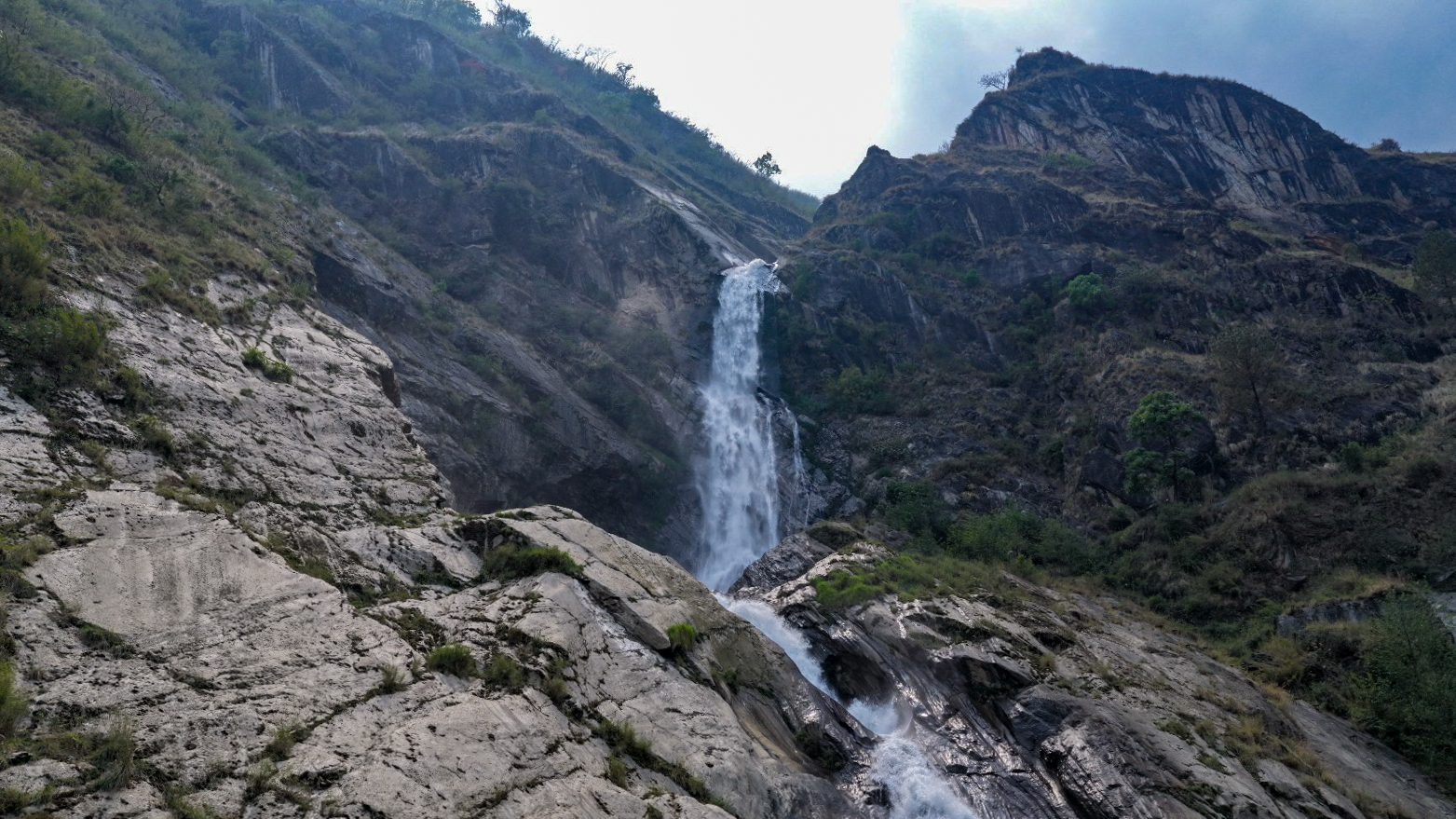पर्यटकको रोजाइमा मुताङको रुप्से झरना (फोटोहरु)