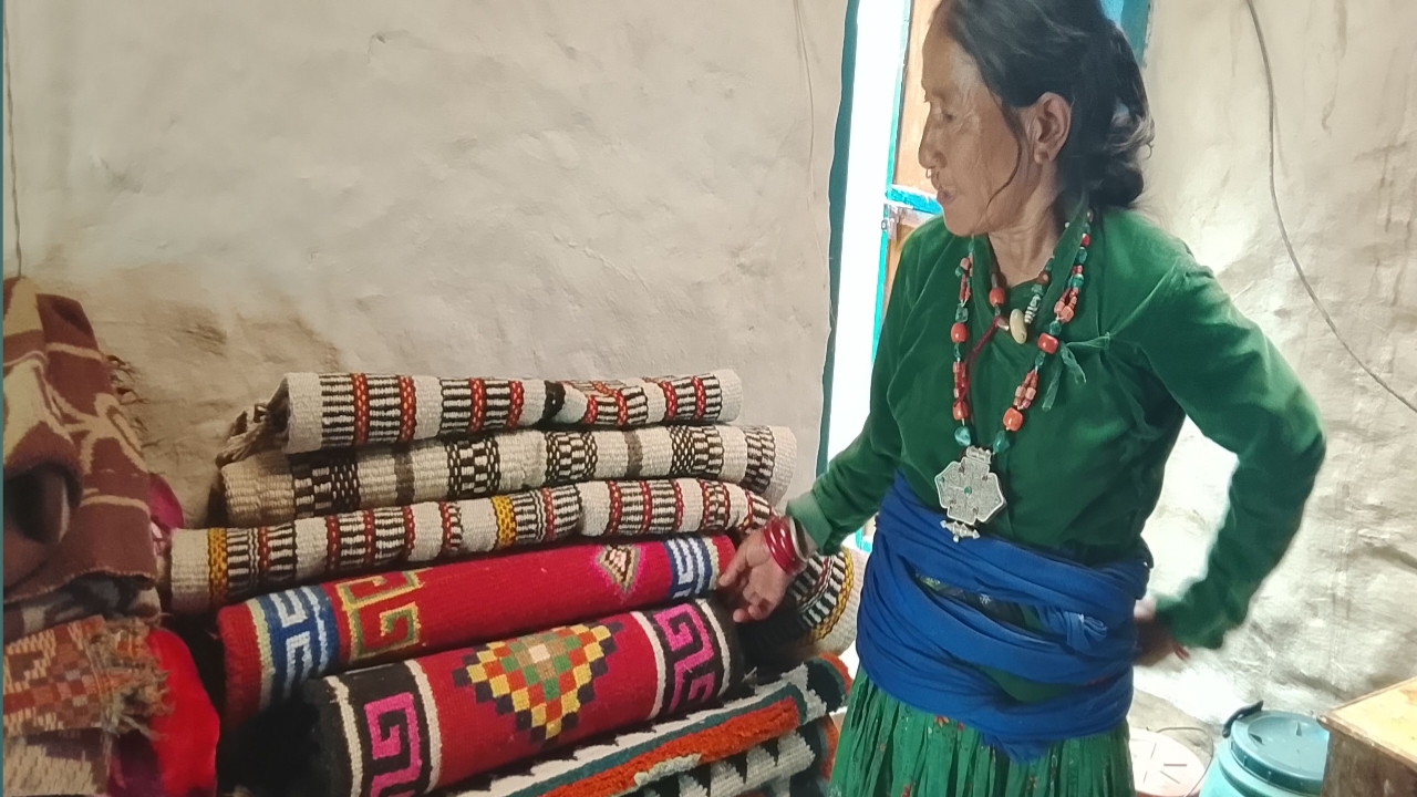 संकटमा राडीपाखी व्यवसायः लोप हुँदै गएको सीप जोगाउन विउमतिको संघर्ष