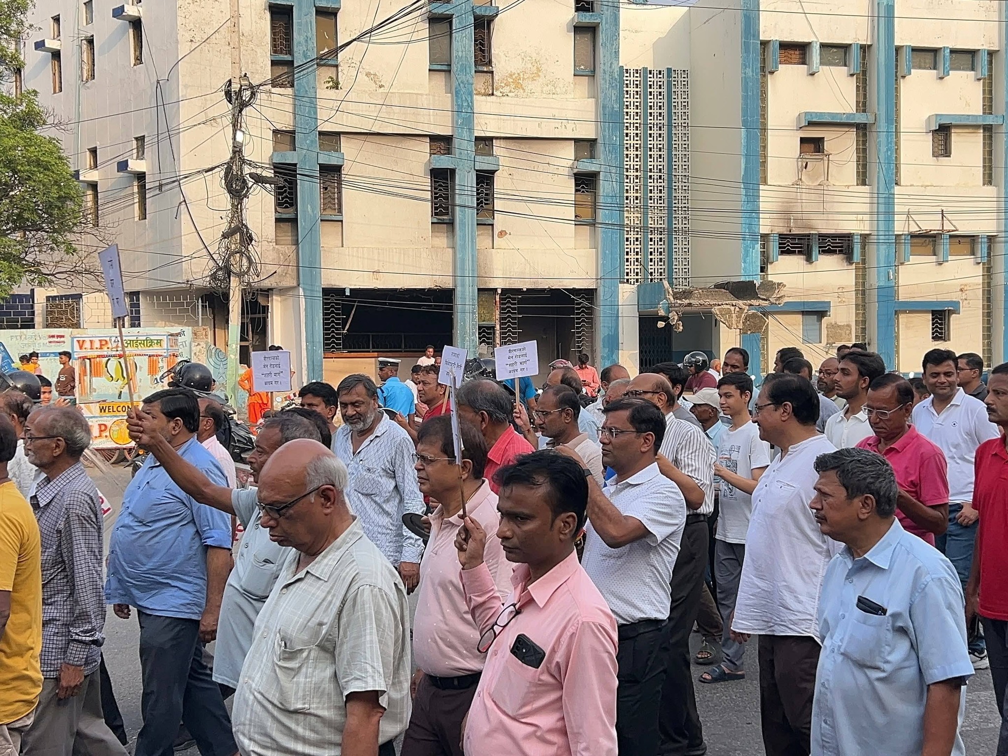 वीरगन्जको मुख्य व्यापारिक केन्द्र मेन रोडलाई सहरी मार्ग कायम गर्न माग गर्दै विरोध प्रदर्शन