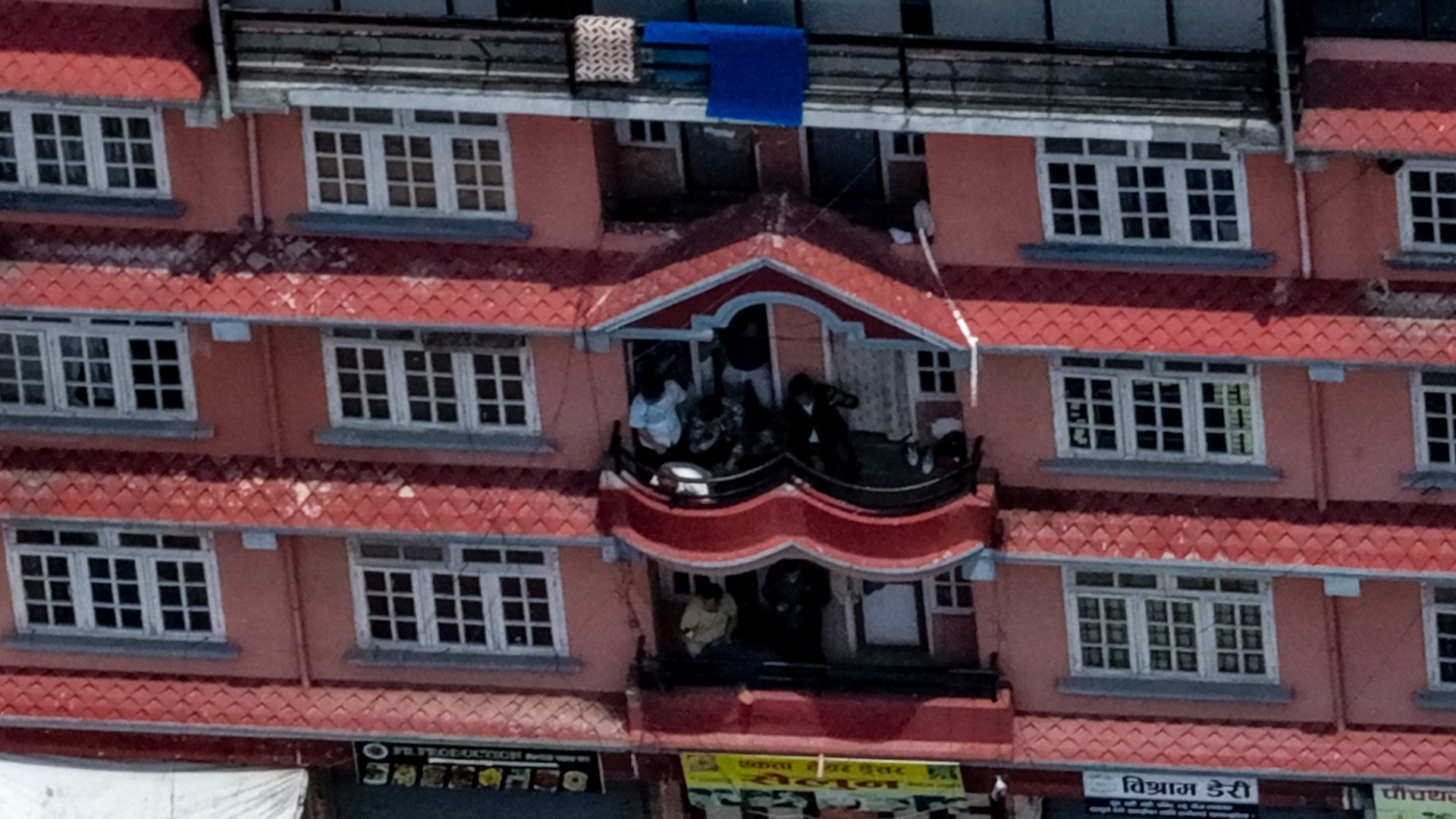 ड्रोनबाट यस्तो देखियो भत्काउन लागेको ७ तल्ले घर (तस्विरहरु)
