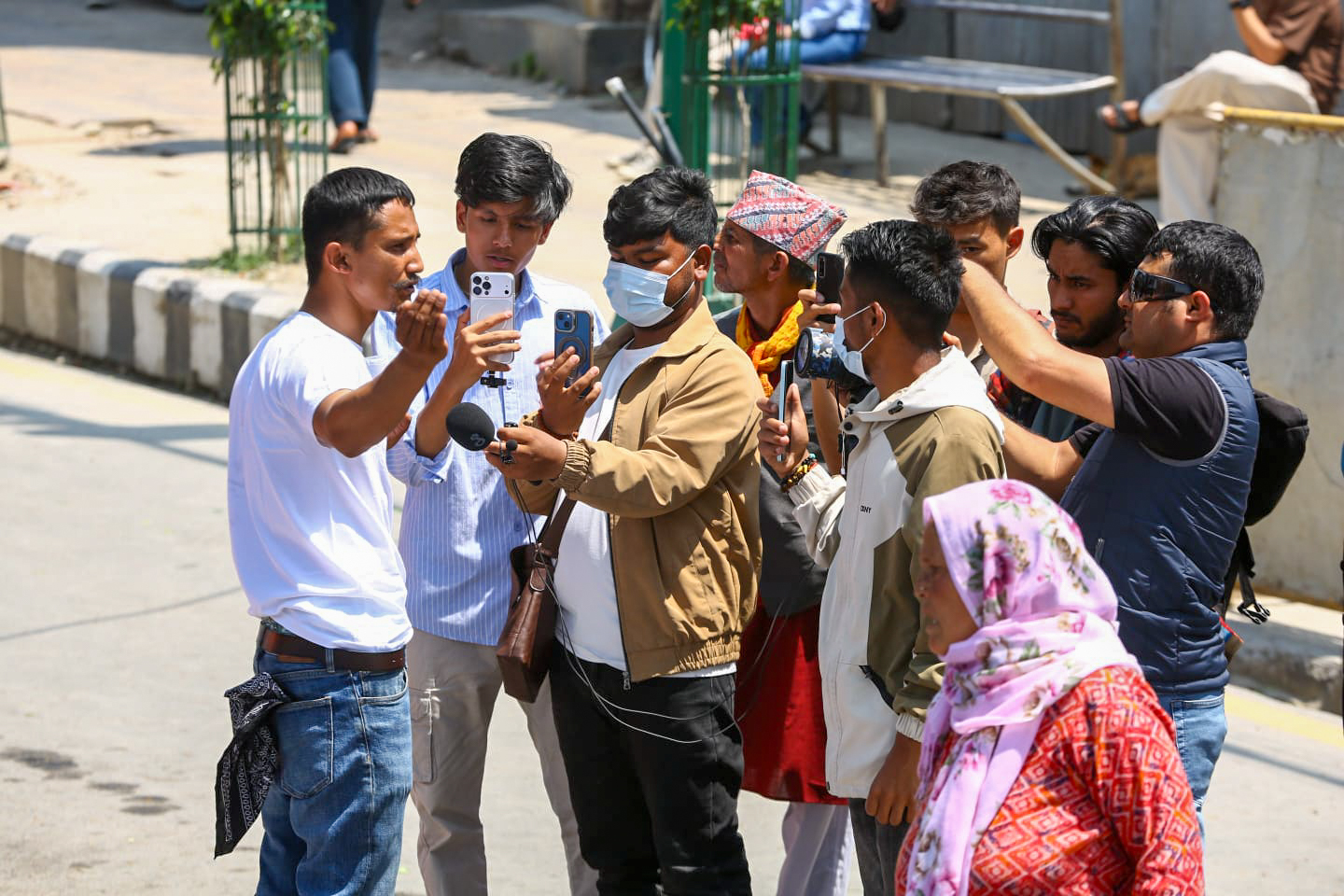 मोबाइलभित्र हराएको समाज : दैनिक जीवनमा बढ्दो डिजिटल व्यस्तता (तस्विरसहित)