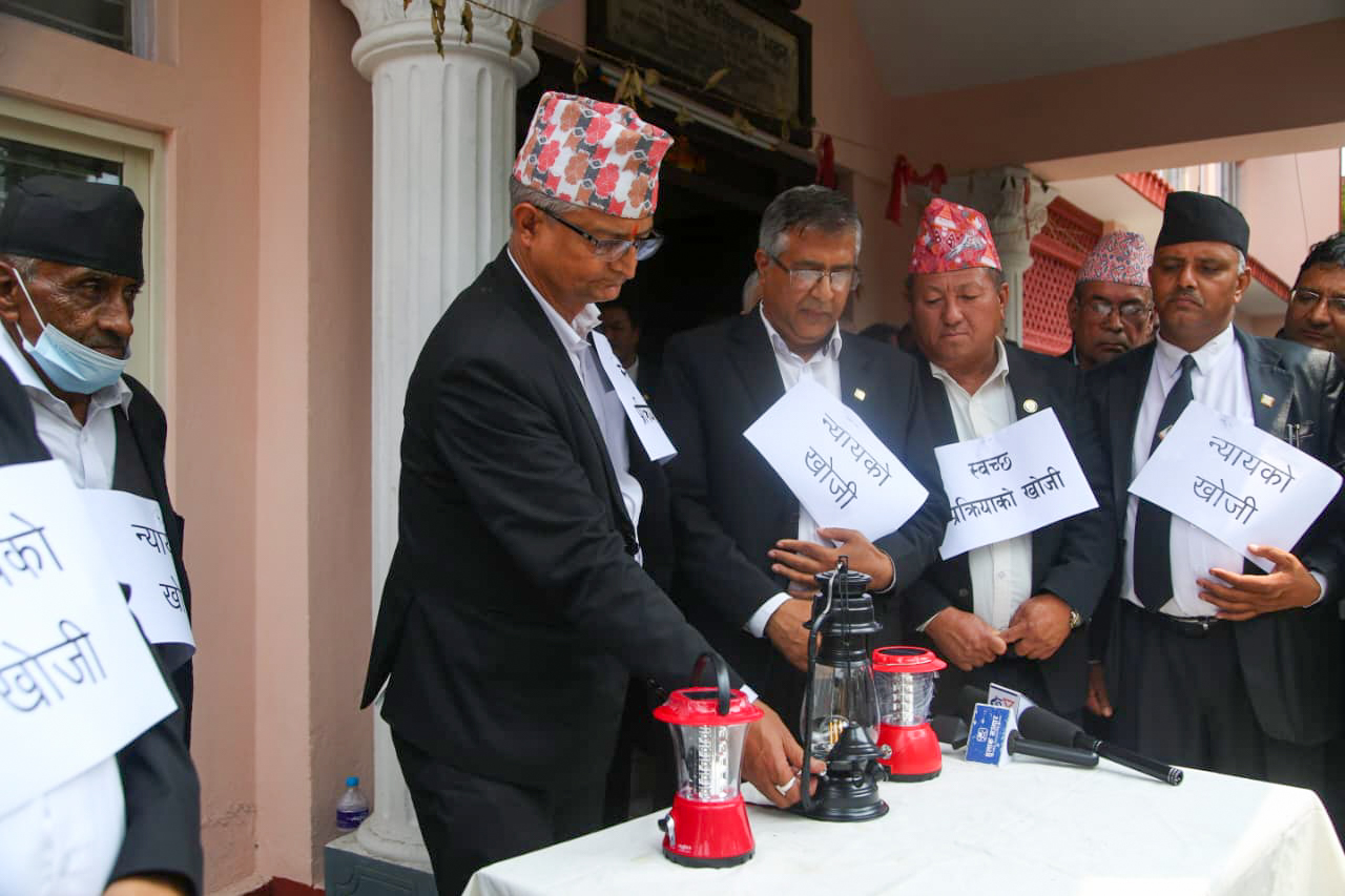 लालटिन बालेर अदालत प्रशासनविरुद्ध नेपाल बारको प्रतीकात्मक प्रदर्शन(तस्बिरहरु)