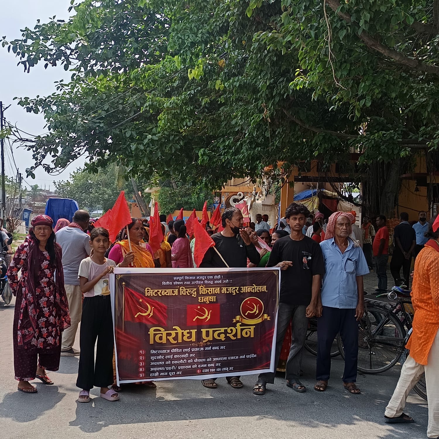 धनुषाका मिटरब्याज पीडितहरु अनिश्चितकालिन आन्दोलनमा, प्रहरी कार्यालय अगाडि प्रदर्शन