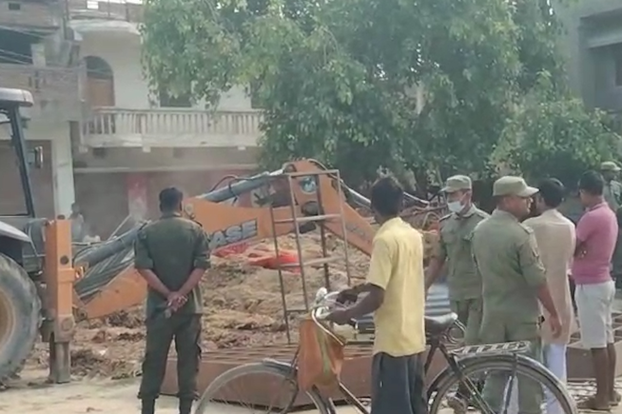 गौर नगरपालिकाद्वारा अवैध संरचनामाथि डोजर : सडक मिचेर बनाइएका टहरा भत्काइँदै