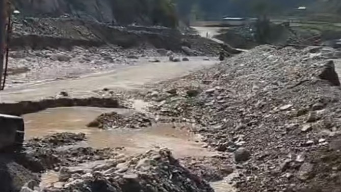 रोशी खोलामा पानीको सतह बढेपछि बिपी राजमार्ग बन्द