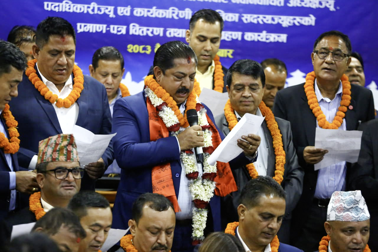 महासंघका नव निर्वाचित अध्यक्ष श्रेष्ठ लगाएत अन्य सदस्यहरुले पनि लिए सपथ (तस्बिरसहित)