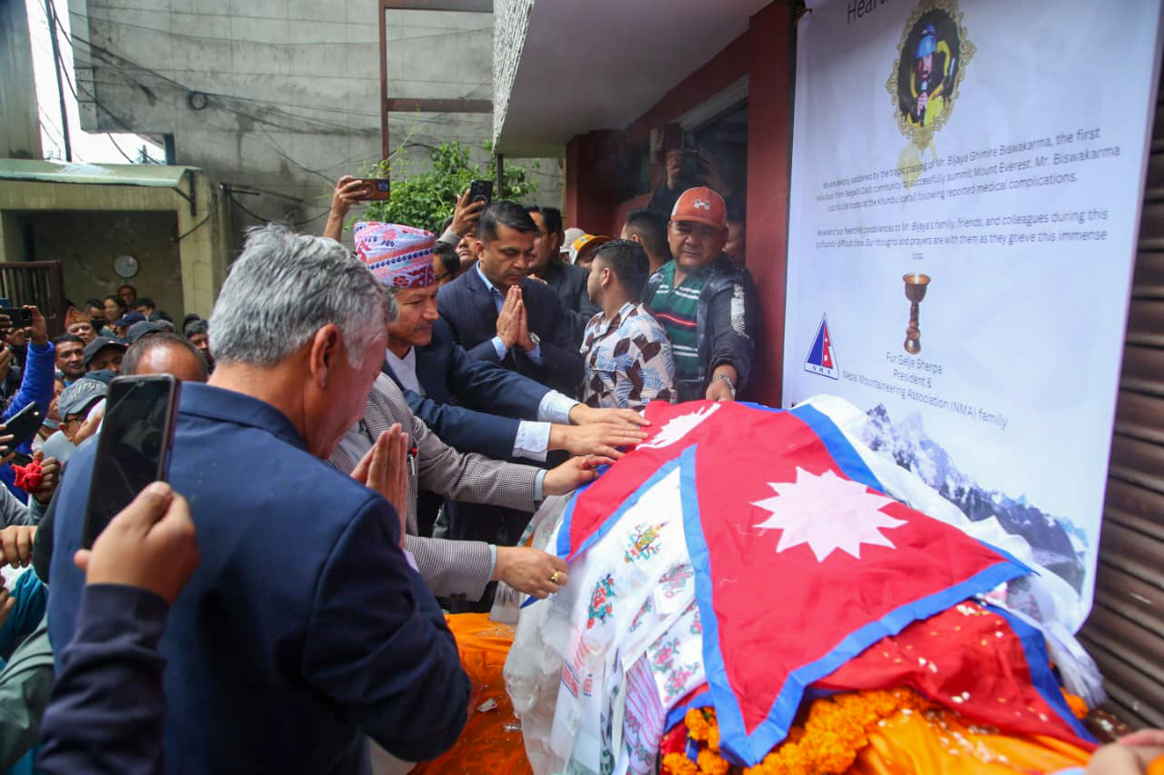 दलित समुदायका प्रथम सगरमाथा आरोही विजय घिमिरेप्रति श्रद्धाञ्जली अर्पण (तस्विरहरु)