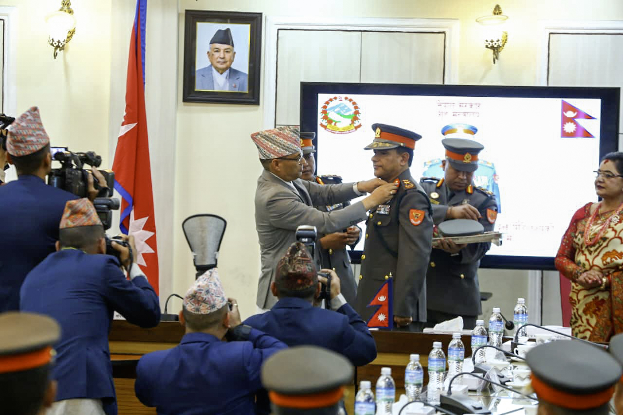 सशस्त्र प्रहरी महानिरीक्षक पौडेललाई दर्ज्यानी चिन्ह (तस्विरहरु)
