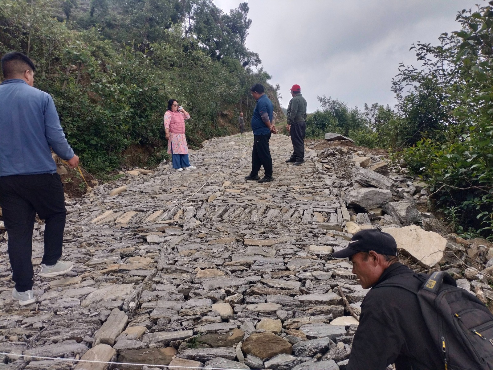 गौरवको योजनाको रूपमा गाउँपालिकाको मध्यमार्गी सडक बन्दै
