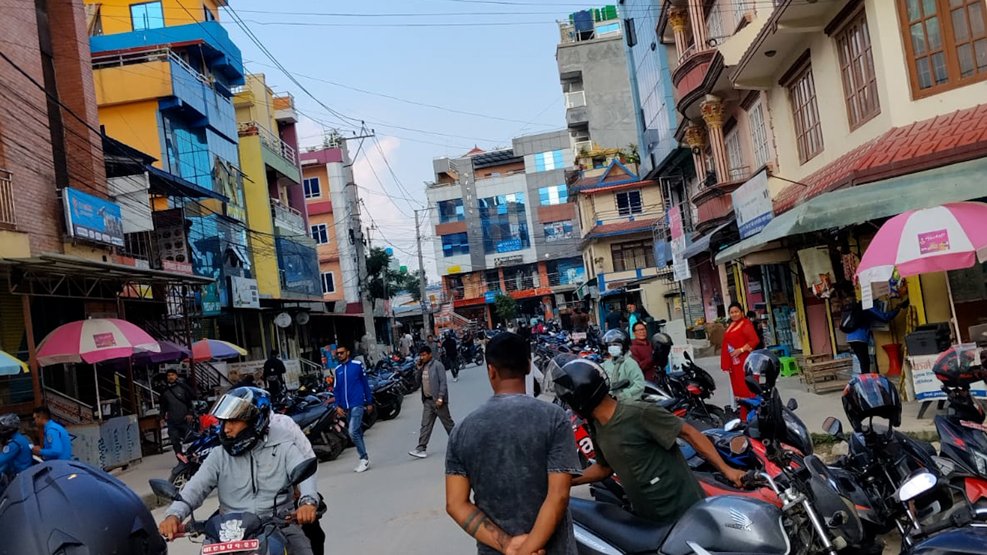 यातायात व्यवस्था कार्यालयमा लाइसेन्स लिनेहरूको भीड (फोटो/भिडियो)