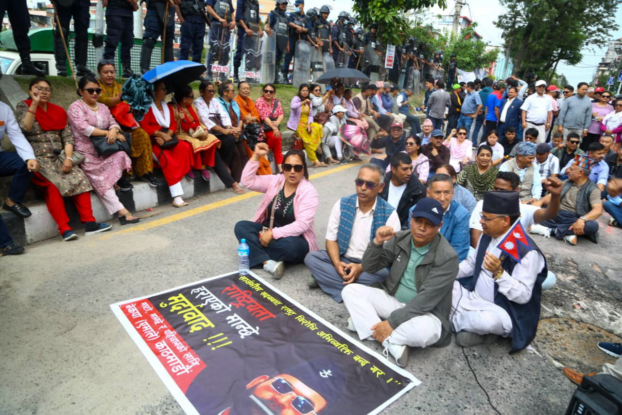 प्रधानमन्त्रीले सदनमा दिएको राष्ट्र विरोधी अभिव्यक्तिविरुद्ध एमालेको प्रदर्शन