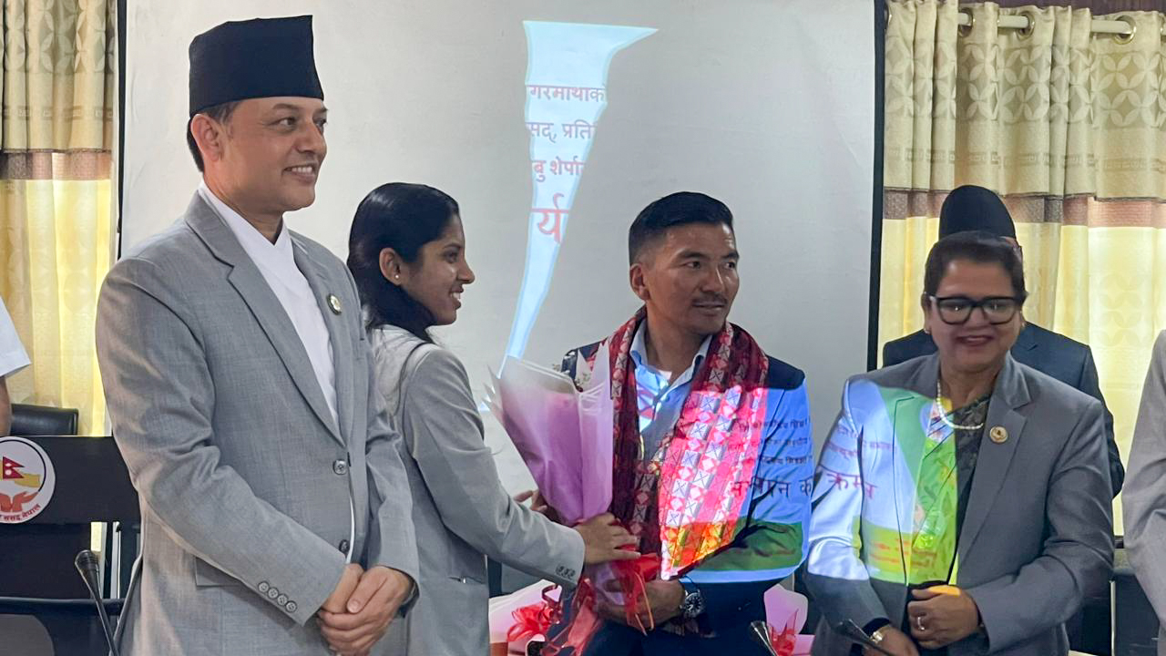 सगरमाथा आरोही सांसद मिङमा ग्याबु शेर्पालाई सम्मान (तस्बिरसहित)