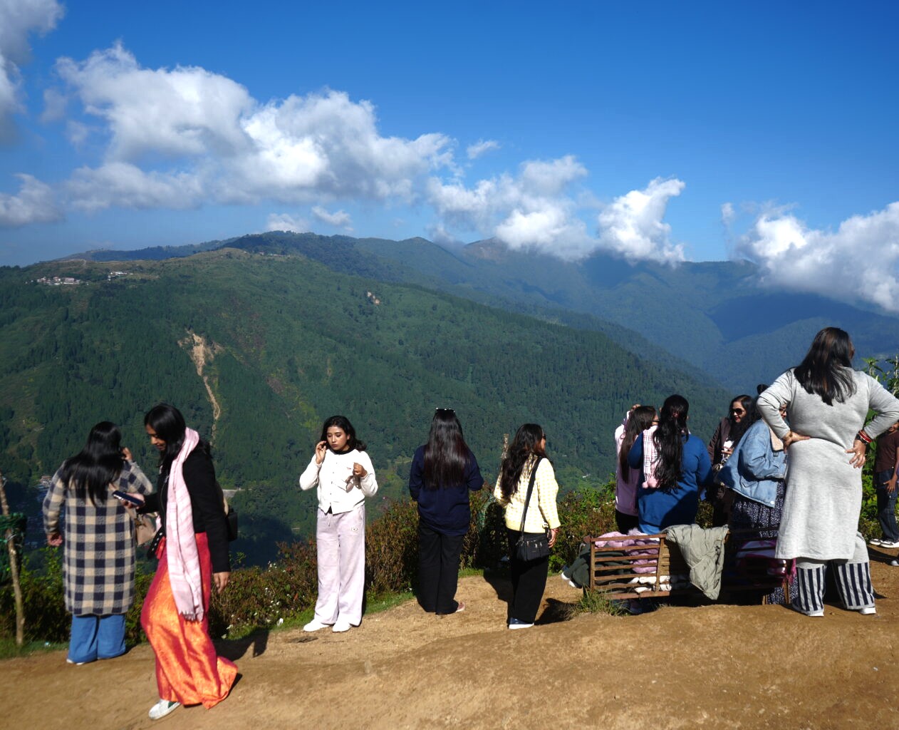 आफ्नै भूमि, अर्काको बाटो : पूर्वाधार पर्खिरहेको इलामको सिमाना डाँडा