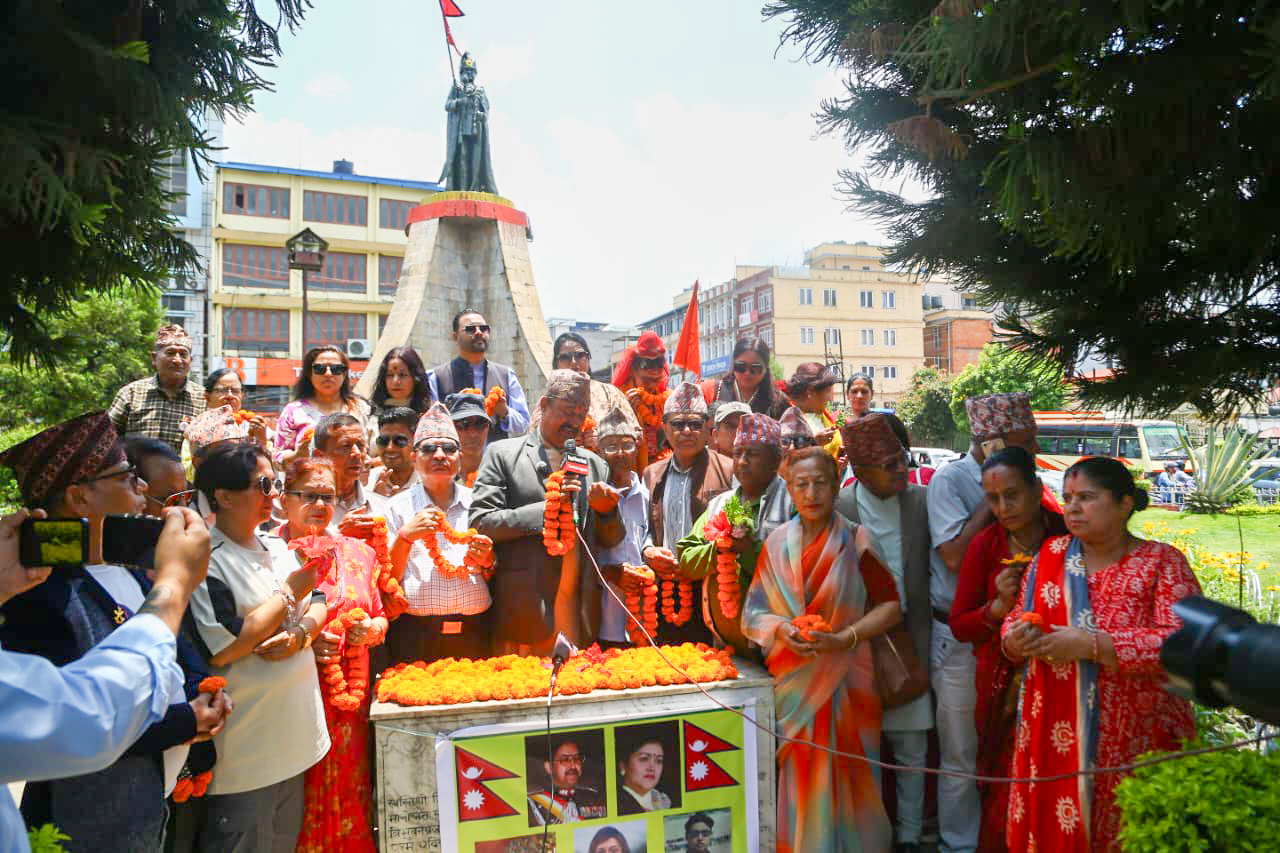 राजा वीरेन्द्रको २५ औँ स्मृतिमा माल्यार्पण (तस्बिरहरु)