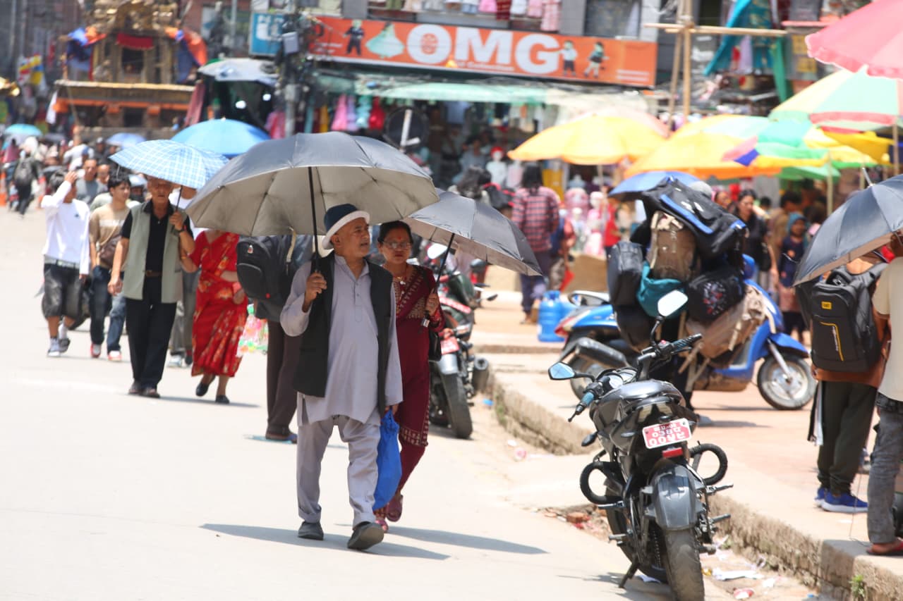 घाम–पानीको सहारा छाता : चर्को घाम बढ्दो विक्री (तस्बिरहरु)