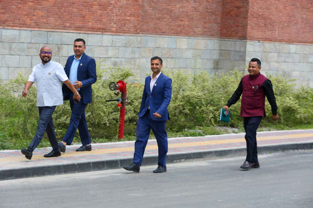 प्रतिनिधि सभा बैठकका लागि संसद परिसरमा सांसदहरु(तस्विरहरु)