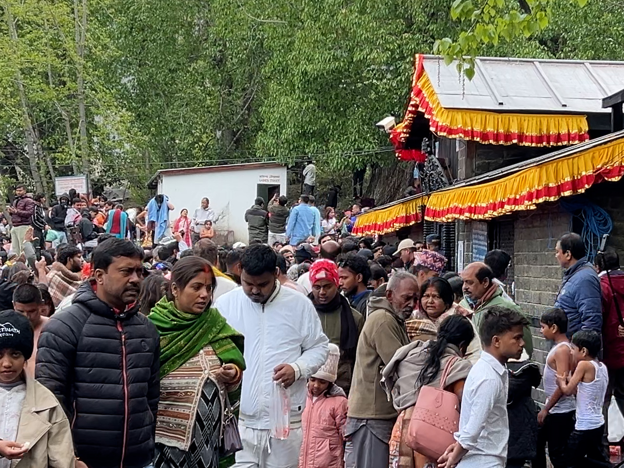 सडक सहज बनेपछि मुस्ताङमा पर्यटकको भिड, मुक्तिनाथ र कागबेनीमा दर्शनार्थीको घुइँचो