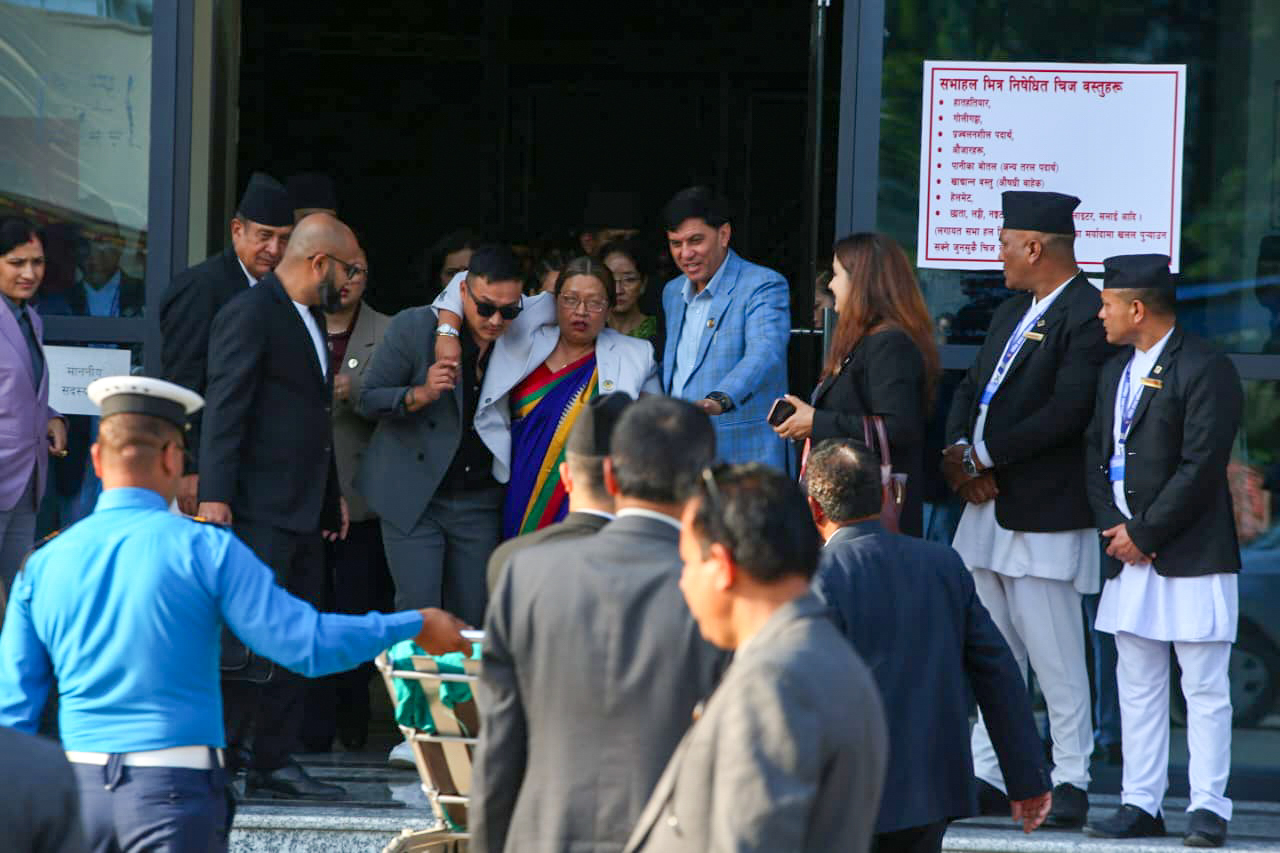 संसदमा चिप्लिँदा घाइते सांसद बसुमाया तामाङलाई एम्बुलेन्समार्फत अस्पताल लगिँदै (तस्विरहरू)