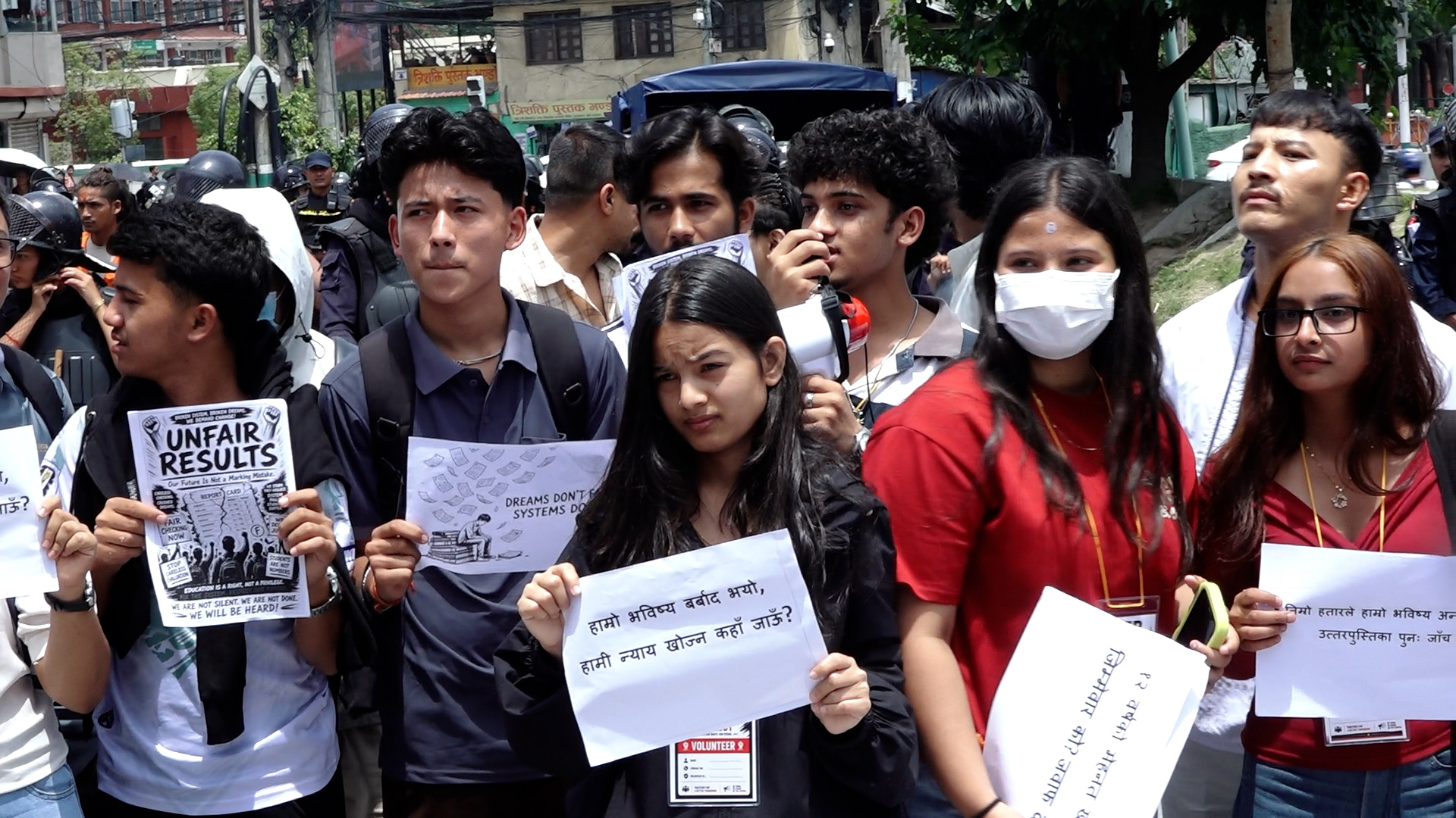 नतिजाप्रति असन्तुष्टि जनाउँदै विद्यार्थीहरूको विरोध प्रदर्शन